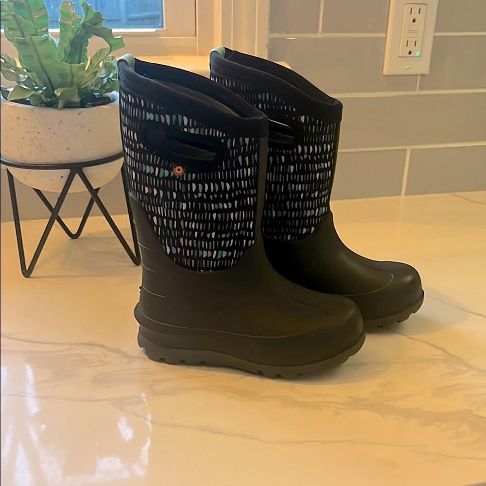 Excellent condition kids Bogs size 12